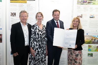 Die Lokale Entwicklungsstrategie (LES) beschreibt, zu welchen Themen die jeweilige LEADER Region in der Periode 2023&ndash;2027 arbeitet, welche Art von Projekten gef&ouml;rdert werden und wie der Modus der Projektf&ouml;rderung abl&auml;uft. Zum Start der neuen Periode wurden 83 LEADER Regionen ausgezeichnet und Herr Bundesminister Norbert Totschnig &uuml;bermittelt die Zertifikate bei der Veranstaltung.