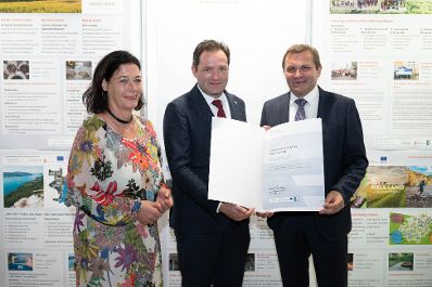 Die Lokale Entwicklungsstrategie (LES) beschreibt, zu welchen Themen die jeweilige LEADER Region in der Periode 2023&ndash;2027 arbeitet, welche Art von Projekten gef&ouml;rdert werden und wie der Modus der Projektf&ouml;rderung abl&auml;uft. Zum Start der neuen Periode wurden 83 LEADER Regionen ausgezeichnet und Herr Bundesminister Norbert Totschnig &uuml;bermittelt die Zertifikate bei der Veranstaltung.