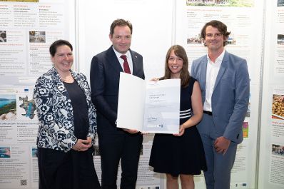 Die Lokale Entwicklungsstrategie (LES) beschreibt, zu welchen Themen die jeweilige LEADER Region in der Periode 2023&ndash;2027 arbeitet, welche Art von Projekten gef&ouml;rdert werden und wie der Modus der Projektf&ouml;rderung abl&auml;uft. Zum Start der neuen Periode wurden 83 LEADER Regionen ausgezeichnet und Herr Bundesminister Norbert Totschnig &uuml;bermittelt die Zertifikate bei der Veranstaltung.