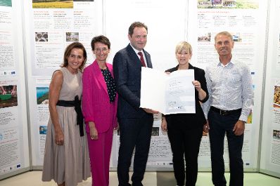 Die Lokale Entwicklungsstrategie (LES) beschreibt, zu welchen Themen die jeweilige LEADER Region in der Periode 2023&ndash;2027 arbeitet, welche Art von Projekten gef&ouml;rdert werden und wie der Modus der Projektf&ouml;rderung abl&auml;uft. Zum Start der neuen Periode wurden 83 LEADER Regionen ausgezeichnet und Herr Bundesminister Norbert Totschnig &uuml;bermittelt die Zertifikate bei der Veranstaltung.