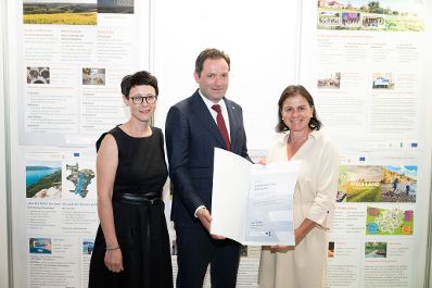 Die Lokale Entwicklungsstrategie (LES) beschreibt, zu welchen Themen die jeweilige LEADER Region in der Periode 2023&ndash;2027 arbeitet, welche Art von Projekten gef&ouml;rdert werden und wie der Modus der Projektf&ouml;rderung abl&auml;uft. Zum Start der neuen Periode wurden 83 LEADER Regionen ausgezeichnet und Herr Bundesminister Norbert Totschnig &uuml;bermittelt die Zertifikate bei der Veranstaltung.