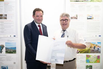 Die Lokale Entwicklungsstrategie (LES) beschreibt, zu welchen Themen die jeweilige LEADER Region in der Periode 2023&ndash;2027 arbeitet, welche Art von Projekten gef&ouml;rdert werden und wie der Modus der Projektf&ouml;rderung abl&auml;uft. Zum Start der neuen Periode wurden 83 LEADER Regionen ausgezeichnet und Herr Bundesminister Norbert Totschnig &uuml;bermittelt die Zertifikate bei der Veranstaltung.