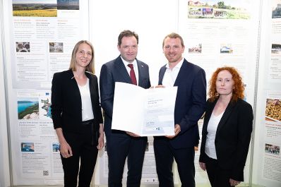 Die Lokale Entwicklungsstrategie (LES) beschreibt, zu welchen Themen die jeweilige LEADER Region in der Periode 2023&ndash;2027 arbeitet, welche Art von Projekten gef&ouml;rdert werden und wie der Modus der Projektf&ouml;rderung abl&auml;uft. Zum Start der neuen Periode wurden 83 LEADER Regionen ausgezeichnet und Herr Bundesminister Norbert Totschnig &uuml;bermittelt die Zertifikate bei der Veranstaltung.