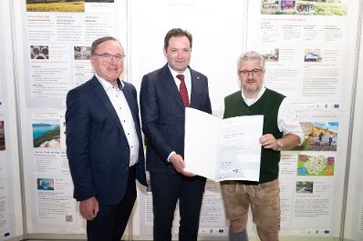 Die Lokale Entwicklungsstrategie (LES) beschreibt, zu welchen Themen die jeweilige LEADER Region in der Periode 2023&ndash;2027 arbeitet, welche Art von Projekten gef&ouml;rdert werden und wie der Modus der Projektf&ouml;rderung abl&auml;uft. Zum Start der neuen Periode wurden 83 LEADER Regionen ausgezeichnet und Herr Bundesminister Norbert Totschnig &uuml;bermittelt die Zertifikate bei der Veranstaltung.