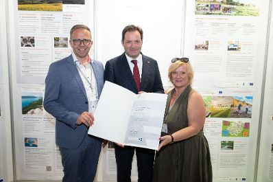 Die Lokale Entwicklungsstrategie (LES) beschreibt, zu welchen Themen die jeweilige LEADER Region in der Periode 2023&ndash;2027 arbeitet, welche Art von Projekten gef&ouml;rdert werden und wie der Modus der Projektf&ouml;rderung abl&auml;uft. Zum Start der neuen Periode wurden 83 LEADER Regionen ausgezeichnet und Herr Bundesminister Norbert Totschnig &uuml;bermittelt die Zertifikate bei der Veranstaltung.