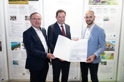 Die Lokale Entwicklungsstrategie (LES) beschreibt, zu welchen Themen die jeweilige LEADER Region in der Periode 2023&ndash;2027 arbeitet, welche Art von Projekten gef&ouml;rdert werden und wie der Modus der Projektf&ouml;rderung abl&auml;uft. Zum Start der neuen Periode wurden 83 LEADER Regionen ausgezeichnet und Herr Bundesminister Norbert Totschnig &uuml;bermittelt die Zertifikate bei der Veranstaltung.