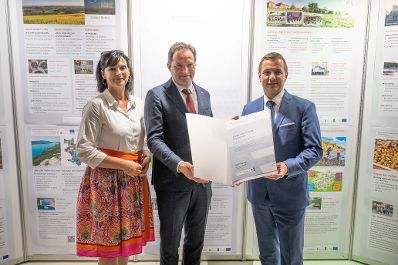 Die Lokale Entwicklungsstrategie (LES) beschreibt, zu welchen Themen die jeweilige LEADER Region in der Periode 2023&ndash;2027 arbeitet, welche Art von Projekten gef&ouml;rdert werden und wie der Modus der Projektf&ouml;rderung abl&auml;uft. Zum Start der neuen Periode wurden 83 LEADER Regionen ausgezeichnet und Herr Bundesminister Norbert Totschnig &uuml;bermittelt die Zertifikate bei der Veranstaltung.