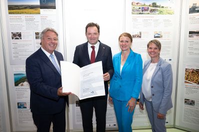 Die Lokale Entwicklungsstrategie (LES) beschreibt, zu welchen Themen die jeweilige LEADER Region in der Periode 2023&ndash;2027 arbeitet, welche Art von Projekten gef&ouml;rdert werden und wie der Modus der Projektf&ouml;rderung abl&auml;uft. Zum Start der neuen Periode wurden 83 LEADER Regionen ausgezeichnet und Herr Bundesminister Norbert Totschnig &uuml;bermittelt die Zertifikate bei der Veranstaltung.