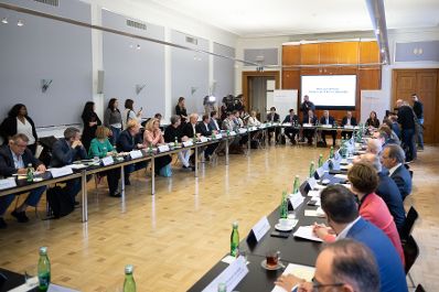 Am Montagvormittag fand der Lebensmittelgipfel mit Vizekanzler Kogler, Landwirtschaftsminister Totschnig und Sozialminister Rauch sowie mit Branchenvertretern und weiteren Expertinnen und Experten statt. Bundesminister Totschnig setzte sich hier f&uuml;r mehr Transparenz bei Lebensmittelpreisen ein.