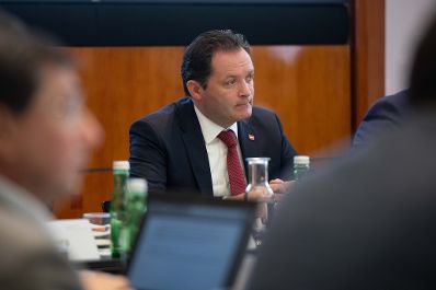 Am Montagvormittag fand der Lebensmittelgipfel mit Vizekanzler Kogler, Landwirtschaftsminister Totschnig und Sozialminister Rauch sowie mit Branchenvertretern und weiteren Expertinnen und Experten statt. Bundesminister Totschnig setzte sich hier f&uuml;r mehr Transparenz bei Lebensmittelpreisen ein.