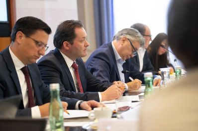 Am Montagvormittag fand der Lebensmittelgipfel mit Vizekanzler Kogler, Landwirtschaftsminister Totschnig und Sozialminister Rauch sowie mit Branchenvertretern und weiteren Expertinnen und Experten statt. Bundesminister Totschnig setzte sich hier f&uuml;r mehr Transparenz bei Lebensmittelpreisen ein.