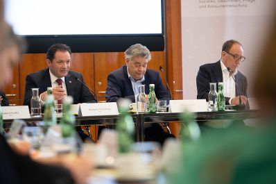 Am Montagvormittag fand der Lebensmittelgipfel mit Vizekanzler Kogler, Landwirtschaftsminister Totschnig und Sozialminister Rauch sowie mit Branchenvertretern und weiteren Expertinnen und Experten statt. Bundesminister Totschnig setzte sich hier f&uuml;r mehr Transparenz bei Lebensmittelpreisen ein.