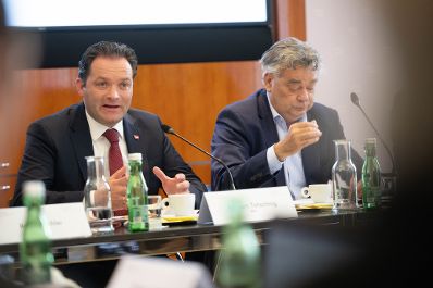 Am Montagvormittag fand der Lebensmittelgipfel mit Vizekanzler Kogler, Landwirtschaftsminister Totschnig und Sozialminister Rauch sowie mit Branchenvertretern und weiteren Expertinnen und Experten statt. Bundesminister Totschnig setzte sich hier f&uuml;r mehr Transparenz bei Lebensmittelpreisen ein.