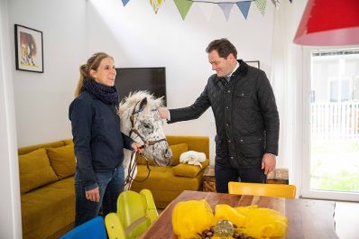 Herr Bundesminister Norbert Totschnig besuchte das Kinderhospitz Lichtblickhof in Wien. Das Hospitz setzt auf eine Pferdetherapie bei der die Kinder mit den Pferden agieren und spielen k&ouml;nnen.