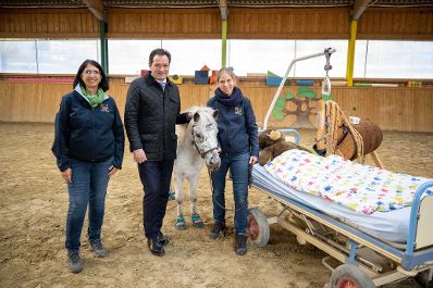 Herr Bundesminister Norbert Totschnig besuchte das Kinderhospitz Lichtblickhof in Wien. Das Hospitz setzt auf eine Pferdetherapie bei der die Kinder mit den Pferden agieren und spielen k&ouml;nnen.
