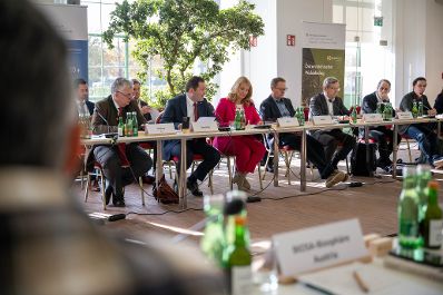 Beim 9. Runden Tisch des &Ouml;sterreichischen Walddialogs, der am 9. November in Wien stattfand, standen die nachhaltige Waldbewirtschaftung, die Herausforderungen f&uuml;r den Wald und seine Bewirtschafter:innen, Strategien f&uuml;r die Zukunft sowie der Dialog im Mittelpunkt.