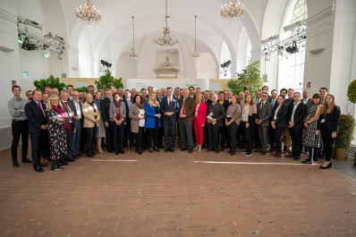 Beim 9. Runden Tisch des &Ouml;sterreichischen Walddialogs, der am 9. November in Wien stattfand, standen die nachhaltige Waldbewirtschaftung, die Herausforderungen f&uuml;r den Wald und seine Bewirtschafter:innen, Strategien f&uuml;r die Zukunft sowie der Dialog im Mittelpunkt.