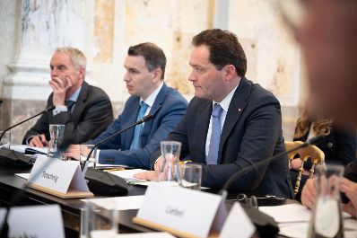 Bundesminister Norbert Totschnig lud am Mittwoch alle Bundesl&auml;nder zu einem gemeinsamen Trinkwassergipfel. Ziel des Gipfels war die Ausarbeitung eines Vorsorge- und Notfallplans und gemeinsamer Ma&szlig;nahmen zur Sicherstellung der Trinkwasserversorgung.