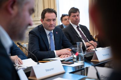 Bundesminister Norbert Totschnig lud am Mittwoch alle Bundesl&auml;nder zu einem gemeinsamen Trinkwassergipfel. Ziel des Gipfels war die Ausarbeitung eines Vorsorge- und Notfallplans und gemeinsamer Ma&szlig;nahmen zur Sicherstellung der Trinkwasserversorgung.