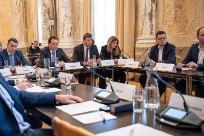 Bundesminister Norbert Totschnig lud am Mittwoch alle Bundesl&auml;nder zu einem gemeinsamen Trinkwassergipfel. Ziel des Gipfels war die Ausarbeitung eines Vorsorge- und Notfallplans und gemeinsamer Ma&szlig;nahmen zur Sicherstellung der Trinkwasserversorgung.