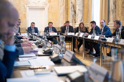 Bundesminister Norbert Totschnig lud am Mittwoch alle Bundesl&auml;nder zu einem gemeinsamen Trinkwassergipfel. Ziel des Gipfels war die Ausarbeitung eines Vorsorge- und Notfallplans und gemeinsamer Ma&szlig;nahmen zur Sicherstellung der Trinkwasserversorgung.