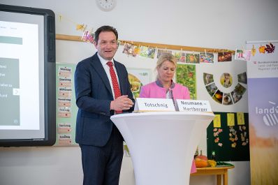 Gepr&uuml;fte Bildungsmaterialen zu Landwirtschaft, Lebensmittel, Wald und Wasser: Landwirtschaftsminister Norbert Totschnig und Bundesb&auml;uerin Irene Neumann-Hartberger stellten in der Ganztagsvolksschule die neue Plattform Landwissen.at vor.