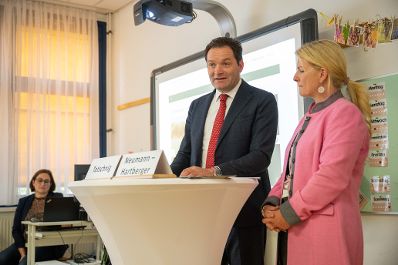 Gepr&uuml;fte Bildungsmaterialen zu Landwirtschaft, Lebensmittel, Wald und Wasser: Landwirtschaftsminister Norbert Totschnig und Bundesb&auml;uerin Irene Neumann-Hartberger stellten in der Ganztagsvolksschule die neue Plattform Landwissen.at vor.