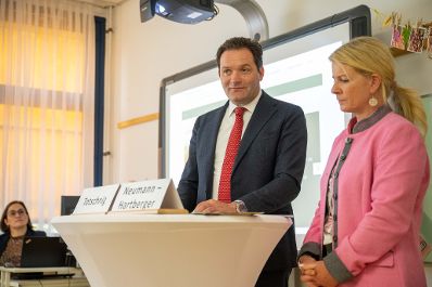 Gepr&uuml;fte Bildungsmaterialen zu Landwirtschaft, Lebensmittel, Wald und Wasser: Landwirtschaftsminister Norbert Totschnig und Bundesb&auml;uerin Irene Neumann-Hartberger stellten in der Ganztagsvolksschule die neue Plattform Landwissen.at vor.