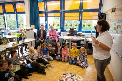 Gepr&uuml;fte Bildungsmaterialen zu Landwirtschaft, Lebensmittel, Wald und Wasser: Landwirtschaftsminister Norbert Totschnig und Bundesb&auml;uerin Irene Neumann-Hartberger stellten in der Ganztagsvolksschule die neue Plattform Landwissen.at vor.
