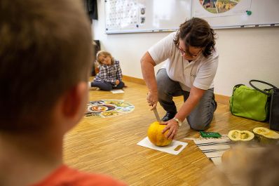Gepr&uuml;fte Bildungsmaterialen zu Landwirtschaft, Lebensmittel, Wald und Wasser: Landwirtschaftsminister Norbert Totschnig und Bundesb&auml;uerin Irene Neumann-Hartberger stellten in der Ganztagsvolksschule die neue Plattform Landwissen.at vor.