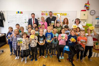 Gepr&uuml;fte Bildungsmaterialen zu Landwirtschaft, Lebensmittel, Wald und Wasser: Landwirtschaftsminister Norbert Totschnig und Bundesb&auml;uerin Irene Neumann-Hartberger stellten in der Ganztagsvolksschule die neue Plattform Landwissen.at vor.