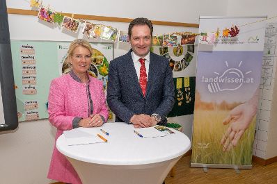Gepr&uuml;fte Bildungsmaterialen zu Landwirtschaft, Lebensmittel, Wald und Wasser: Landwirtschaftsminister Norbert Totschnig und Bundesb&auml;uerin Irene Neumann-Hartberger stellten in der Ganztagsvolksschule die neue Plattform Landwissen.at vor.