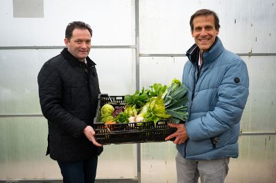 Bundesminister Totschnig besuchte den Zinsenhof, eine Au&szlig;enstelle der HBLA Sch&ouml;nbrunn. Dort informierten der Leiter der HBLA Sch&ouml;nbrunn, Gerd Koch, und Wolfgang Palme &uuml;ber Gem&uuml;se, welches auch im Winter geerntet werden kann.