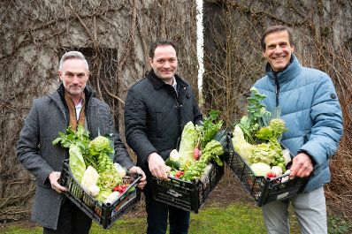 Bundesminister Totschnig besuchte den Zinsenhof, eine Au&szlig;enstelle der HBLA Sch&ouml;nbrunn. Dort informierten der Leiter der HBLA Sch&ouml;nbrunn, Gerd Koch, und Wolfgang Palme &uuml;ber Gem&uuml;se, welches auch im Winter geerntet werden kann.