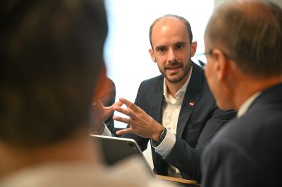 Digitalisierung und k&uuml;nstliche Intelligenz: Landwirtschaftsminister Norbert Totschnig und Digitalisierungsstaatssekret&auml;r Florian Tursky haben gemeinsam mit dem Leiter der Innovation Farm, Heinrich Prankl, das Projekt AgrifoodTEF vorgestellt.