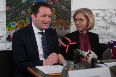 Klimaschutzministerin Leonore Gewessler, Landwirtschaftsminister Norbert Totschnig und der GF des Klima- und Energiefonds, Bernd Vogl, stellten eine neue F&ouml;rderung f&uuml;r energieautarke Bauernh&ouml;fe vor. 100 Mio. Euro F&ouml;rdermittel stehen f&uuml;r Investitionen in klimafreundliche Technologien bereit.