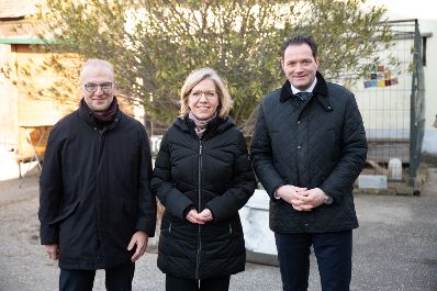 Klimaschutzministerin Leonore Gewessler, Landwirtschaftsminister Norbert Totschnig und der GF des Klima- und Energiefonds, Bernd Vogl, stellten eine neue F&ouml;rderung f&uuml;r energieautarke Bauernh&ouml;fe vor. 100 Mio. Euro F&ouml;rdermittel stehen f&uuml;r Investitionen in klimafreundliche Technologien bereit.