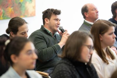 Am Europa-Sch&uuml;lerInnen-Tag in der Hochschule f&uuml;r Agrar- und Umweltp&auml;dagogik besuchte Herr Bundesminister Totschnig die Veranstaltung Die Sch&uuml;lerinnen und Sch&uuml;ler verschiedenster Schulen hatten die M&ouml;glichkeit dem Bundesminister fragen zu stellen, welche er auch direkt beantwortete.