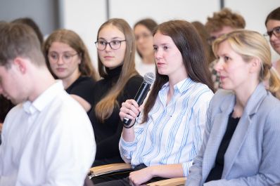Am Europa-Sch&uuml;lerInnen-Tag in der Hochschule f&uuml;r Agrar- und Umweltp&auml;dagogik besuchte Herr Bundesminister Totschnig die Veranstaltung Die Sch&uuml;lerinnen und Sch&uuml;ler verschiedenster Schulen hatten die M&ouml;glichkeit dem Bundesminister fragen zu stellen, welche er auch direkt beantwortete.