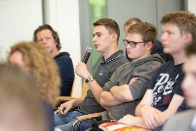 Am Europa-Sch&uuml;lerInnen-Tag in der Hochschule f&uuml;r Agrar- und Umweltp&auml;dagogik besuchte Herr Bundesminister Totschnig die Veranstaltung Die Sch&uuml;lerinnen und Sch&uuml;ler verschiedenster Schulen hatten die M&ouml;glichkeit dem Bundesminister fragen zu stellen, welche er auch direkt beantwortete.