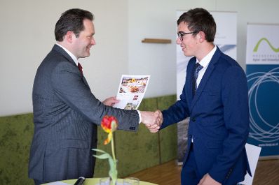 Am Europa-Sch&uuml;lerInnen-Tag in der Hochschule f&uuml;r Agrar- und Umweltp&auml;dagogik besuchte Herr Bundesminister Totschnig die Veranstaltung Die Sch&uuml;lerinnen und Sch&uuml;ler verschiedenster Schulen hatten die M&ouml;glichkeit dem Bundesminister fragen zu stellen, welche er auch direkt beantwortete.