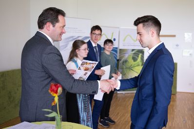 Am Europa-Sch&uuml;lerInnen-Tag in der Hochschule f&uuml;r Agrar- und Umweltp&auml;dagogik besuchte Herr Bundesminister Totschnig die Veranstaltung Die Sch&uuml;lerinnen und Sch&uuml;ler verschiedenster Schulen hatten die M&ouml;glichkeit dem Bundesminister fragen zu stellen, welche er auch direkt beantwortete.