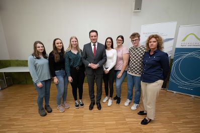 Am Europa-Sch&uuml;lerInnen-Tag in der Hochschule f&uuml;r Agrar- und Umweltp&auml;dagogik besuchte Herr Bundesminister Totschnig die Veranstaltung Die Sch&uuml;lerinnen und Sch&uuml;ler verschiedenster Schulen hatten die M&ouml;glichkeit dem Bundesminister fragen zu stellen, welche er auch direkt beantwortete.
