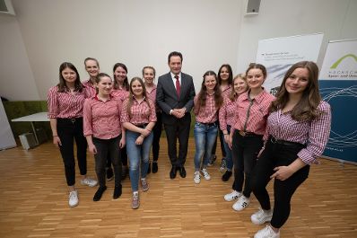Am Europa-Sch&uuml;lerInnen-Tag in der Hochschule f&uuml;r Agrar- und Umweltp&auml;dagogik besuchte Herr Bundesminister Totschnig die Veranstaltung Die Sch&uuml;lerinnen und Sch&uuml;ler verschiedenster Schulen hatten die M&ouml;glichkeit dem Bundesminister fragen zu stellen, welche er auch direkt beantwortete.