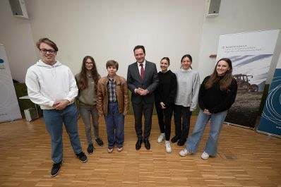 Am Europa-Sch&uuml;lerInnen-Tag in der Hochschule f&uuml;r Agrar- und Umweltp&auml;dagogik besuchte Herr Bundesminister Totschnig die Veranstaltung Die Sch&uuml;lerinnen und Sch&uuml;ler verschiedenster Schulen hatten die M&ouml;glichkeit dem Bundesminister fragen zu stellen, welche er auch direkt beantwortete.