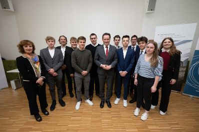 Am Europa-Sch&uuml;lerInnen-Tag in der Hochschule f&uuml;r Agrar- und Umweltp&auml;dagogik besuchte Herr Bundesminister Totschnig die Veranstaltung Die Sch&uuml;lerinnen und Sch&uuml;ler verschiedenster Schulen hatten die M&ouml;glichkeit dem Bundesminister fragen zu stellen, welche er auch direkt beantwortete.