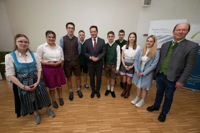 Am Europa-Sch&uuml;lerInnen-Tag in der Hochschule f&uuml;r Agrar- und Umweltp&auml;dagogik besuchte Herr Bundesminister Totschnig die Veranstaltung Die Sch&uuml;lerinnen und Sch&uuml;ler verschiedenster Schulen hatten die M&ouml;glichkeit dem Bundesminister fragen zu stellen, welche er auch direkt beantwortete.