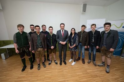 Am Europa-Sch&uuml;lerInnen-Tag in der Hochschule f&uuml;r Agrar- und Umweltp&auml;dagogik besuchte Herr Bundesminister Totschnig die Veranstaltung Die Sch&uuml;lerinnen und Sch&uuml;ler verschiedenster Schulen hatten die M&ouml;glichkeit dem Bundesminister fragen zu stellen, welche er auch direkt beantwortete.