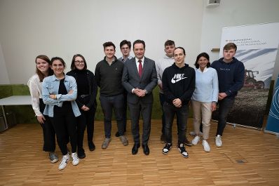 Am Europa-Sch&uuml;lerInnen-Tag in der Hochschule f&uuml;r Agrar- und Umweltp&auml;dagogik besuchte Herr Bundesminister Totschnig die Veranstaltung Die Sch&uuml;lerinnen und Sch&uuml;ler verschiedenster Schulen hatten die M&ouml;glichkeit dem Bundesminister fragen zu stellen, welche er auch direkt beantwortete.
