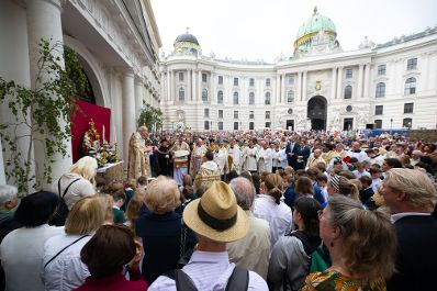 Am 8. Juni 2023 fand das Fronleichnamsfest im Stephansdom in Wien statt. Herr Bundesminister Norbert Totschnig besuchte die Messe und ging auch bei der Fronleichnamsprozession durch die Stadt mit.